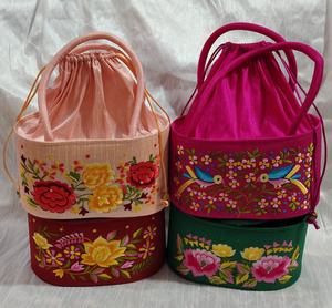 Sacs Potli floraux faits à la main : une fusion vibrante d'élégance traditionnelle et de style contemporain pour les occasions festives - Product Image 1