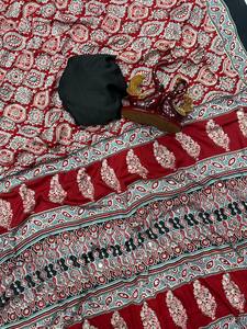 Sari traditionnel en soie crêpe imprimé avec de véritables broderies miroir, sari ethnique Ajrakh de créateur, sari en soie douce avec broderies miroir - Product Image 2