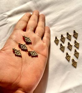 Pendentif en forme de fleur en laiton naturel plaqué or avec chaîne à maillons pour bijoux de mariage - Product Image 1