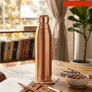 Botella de agua de cobre con diseño floral y acabado en el cuello, portátil, para uso doméstico. - Product Image 4