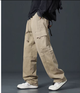 Ropa deportiva retro: Nailon arrugado y bloques de color llamativos inspirados en las siluetas atléticas de los años 80. - Product Image 3