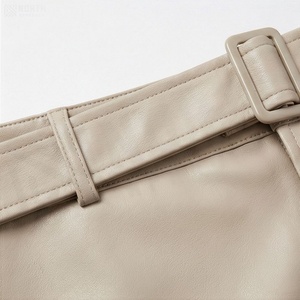 Jupe courte en similicuir taille haute pour femme avec ceinture, poches cargo, couleur unie, coupe ajustée, style toutes saisons - Product Image 4