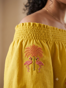 Vestido midi amarillo con hombros descubiertos, estampado de flamencos y cuello elástico fruncido - Product Image 5