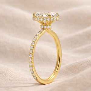 Bague de promesse classique en moissanite taille ovale avec halo pour femme, en argent sterling 925 plaqué or, cadeau de fiançailles pour partenaire - Product Image 4