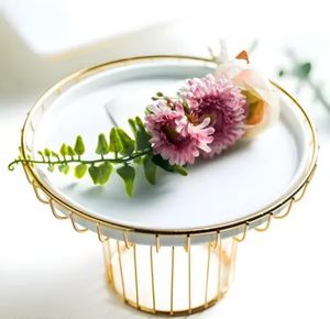Support à gâteau élégant en métal, idéal pour les arrangements sucrés lors de mariages, fêtes et tables décoratives - Product Image 2