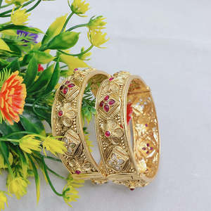 Ensemble de bracelets tendance, design ethnique Pota et Kundan - Product Image 1