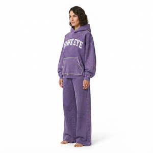Conjunto de dos piezas de invierno para mujer: Sudadera con capucha de algodón grueso con lavado ácido y pedrería, y pantalones de pierna ancha. Logotipo personalizado. - Product Image 4