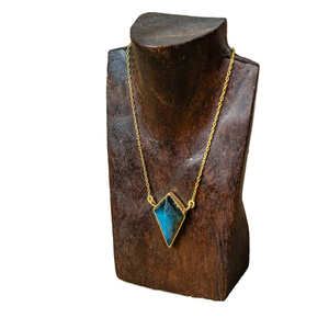 Collar con forma de escudo chapado en oro de 18kt de alta calidad, piedra preciosa curativa de cuarzo Natural, joyería de latón con cadena de eslabones - Product Image 1