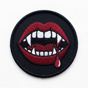 Parches bordados a máquina personalizados termoadhesivos con diseño de calavera de vampiro y alas rojas en círculo, insignias al por mayor para chaquetas de cuero - Product Image 4