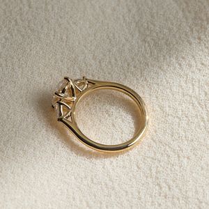 Bague de fiançailles en or avec diamant de laboratoire taille ovale, trois pierres, pierre latérale en forme de poire, bague de mariée de luxe - Product Image 3