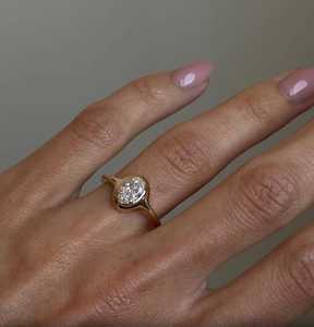 แหวนเพชรทรงรี 1.00 กะรัต ฝังแบบ Bezel Set ผลิตในห้องปฏิบัติการ พร้อมทองคำแท้ 14K รับรองโดย IGI ของขวัญแต่งงานสุดหรูสำหรับคนรัก - Product Image 5