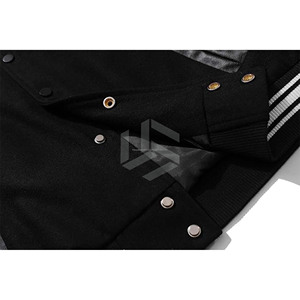 Chaqueta Varsity de Satén Negra Personalizada al por Mayor con Mangas de Cuero Vacuno, Parches de Alta Calidad y Bolsillos de Lona - ¡Novedad! - Product Image 5