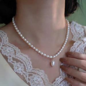 สร้อยคอมุกน้ำจืดธรรมชาติสไตล์เรโทรสุดหรู พร้อมสายคล้องคอแบบมีประกาย สร้อยข้าวเม็ดเล็ก ดีไซน์เฉพาะสำหรับผู้หญิง - Product Image 3