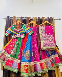 Ensemble Lehenga Choli en satin brodé pour femme, coupe trapèze, avec dupatta à imprimé floral et travail de miroir métallisé, pour mariage et fête - Product Image 3