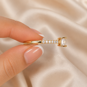 Bague en or 18 carats avec diamant de laboratoire taille émeraude |   Bande de pierres pavées East West |   Bijoux fins pour femmes |   Cadeau de fiançailles - Product Image 3
