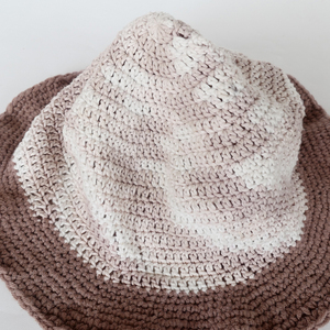 Sombrero de Ganchillo Hecho a Mano para Mujer, Gorro de Sol Bicolor con Borde Ondulado y Volantes, Gorra de Playa Tejida, Accesorio de Moda Artesanal - Product Image 6