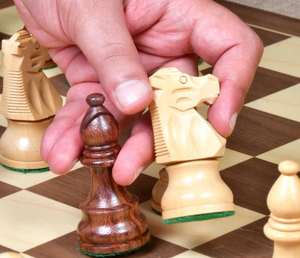 Jeu d'échecs français Lardy de qualité supérieure avec pièces pondérées, en Sheesham, Palissandre doré et Bois de laurier, Roi de 3,75 pouces avec des reines supplémentaires, style tournoi - Product Image 3