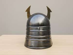 Casco de Samurái de Acero Hecho a Mano con Cresta en Forma de Luna Creciente |   Réplica de Casco Kabuto Medieval Antiguo Moderno - Casco de Guerrero con Grabado en Relieve - Product Image 3