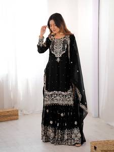 Ensemble Kurta style Gharara richement orné pour femmes, avec travail de perles, tenue traditionnelle pour occasions festives, accompagné d'un dupatta en tulle. - Product Image 5