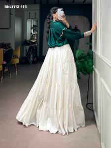 Nouvelle arrivée : Chemise Chinon avec détails en nacre et travail Gamthi et Lehenga blanc uni à volants superposés, tenue Navratri pour femme. - Product Image 4
