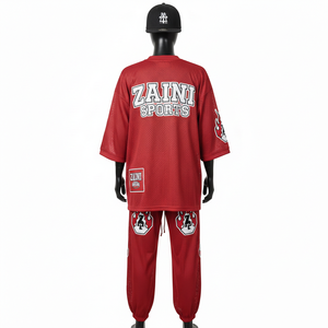 Conjunto deportivo de 2 piezas para hombre, ligero, de malla, 180 GSM, poliéster suave y transpirable, color rojo, con logo personalizado. - Product Image 2