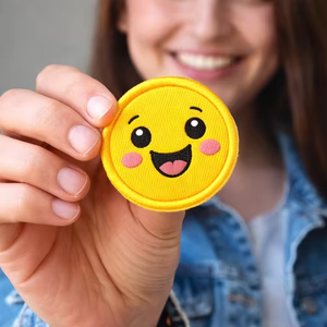 100 parches bordados con caras de dibujos animados SmileyBud, 10 colores, 2.5 pulgadas, termoadhesivos/cosidos para ropa, bolsos y manualidades DIY. - Product Image 1