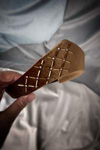 Serre-tête en velours vert brodé Zardosi motif paon, accessoire de cheveux fait main perlé pour femme, idéal pour mariage et soirée - Product Image 2