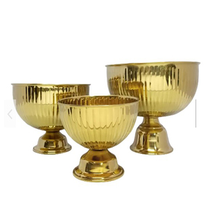 Ensemble de 3 bols décoratifs de style moderne, en métal plaqué or, brillants et polis, de grande taille et de forme profonde, pour la décoration de table - Product Image 1