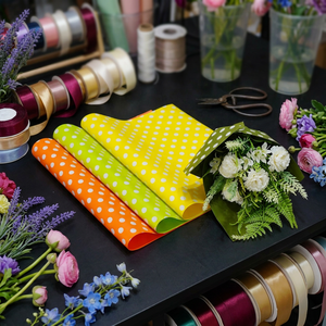 Papel de regalo floral impermeable de doble cara con estampado de flores, de primera calidad, para venta al por mayor, para empaquetar ramos de flores. - Product Image 1