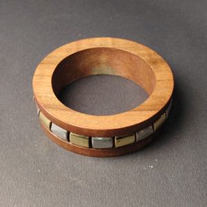 Bracelet en bois bicolore de qualité supérieure avec incrustation alternée de laiton et d'argent – Manchette géométrique moderne en bois poli à la main - Product Image 5