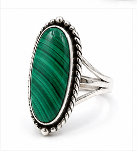 Anillo Ovalado de Malaquita Natural en Plata |   Anillo de Plata de Ley 925 Hecho a Mano con Malaquita |   Joyería Boho con Piedras Preciosas Verdes, Regalo - Product Image 1