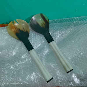 Ensemble élégant de cuillères à salade en corne de bœuf avec manche en os blanc, vaisselle artisanale à prix avantageux - Product Image 4