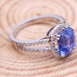 Bague en or blanc 18 carats avec saphir bleu naturel taille coussin et halo de diamants, à double sangle, Memoria Jewels, vente en gros - Product Image 2