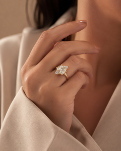 Anillo de Compromiso de Lujo al por Mayor en Oro de 14K con Tres Piedras de Moissanita Corte Radiante, Joyería Fina Personalizada para Bodas y Fiestas - Product Image 6
