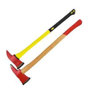 Hacha para partir leña con hoja de acero al carbono, mango de madera y cabeza roja, de grado industrial. - Product Image 1