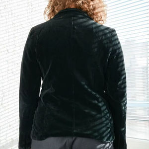 Manteau en velours rouge pour homme avec col en fourrure noire, Trench-coat de luxe, Blazer de créateur, Style victorien - Product Image 3