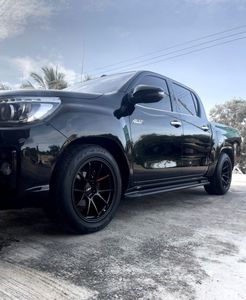 Azzy บันไดด้านข้างอะลูมิเนียมสีดำพร้อมฝาปิด ABS ขนาด2019 2024ของ Toyota Hilux Revo D-CAB เหมาะกับตำแหน่งด้านซ้าย - Product Image 1