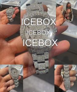 Montre unisexe ronde en acier inoxydable et moissanite avec cadran en verre, bracelet à fermoir, résistance à l'eau 10 bars, fabriquée en Inde - Product Image 4