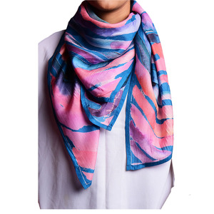 Écharpe en Soie Premium Imprimée Mûrier Douce pour la Tête et le Cou pour Femme Vente en Gros 2026 - Product Image 2