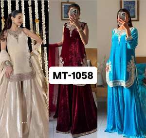 TOP PLAZZO Costume d'hiver vintage en velours de viscose épais, brodé et orné de sequins, silhouette ample, taille naturelle, longueur genou - Product Image 6