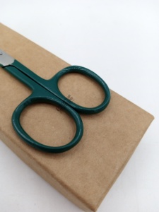 กรรไกรตัดคิ้วขนาดเล็กคุณภาพสูง สีเขียวเคลลี่เคลือบผง ใบมีดตรงคม ผลิตจากสแตนเลสสตีล รับทำโลโก้ตามสั่ง อุปกรณ์เสริมความงาม - Product Image 5