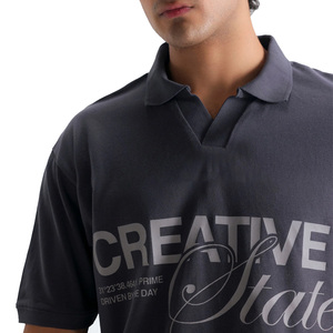 เสื้อโปโลโอเวอร์ไซส์ผู้ชายผ้าฝ้าย 100% ล้างสีแบบแอซิดวอช พิมพ์ลายสโลแกน สกรีนลายตามสั่ง คอวี เสื้อโปโลลำลองผู้ชาย - Product Image 4