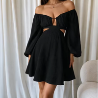 Robe mini noire à épaules dénudées et découpes pour femme, à manches longues, avec buste froncé et jupe évasée, idéale pour les soirées, vente en gros et personnalisation