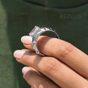 Anillo de oro amarillo de 14K con diamante de laboratorio tallado facetado y texturizado de corte radiante, anillo de sello con diamante de laboratorio de corte radiante tallado - Product Image 3