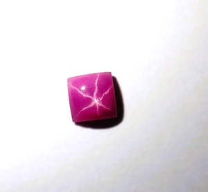 Rubis Étoilé Rouge Carré 4x4 mm 0,7 Carat Créé en Laboratoire Opaque Cabochon à Coins Vifs avec Effet Étoile à 6 Branches pour la Fabrication de Bijoux - Product Image 1
