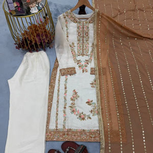 Traje de Diseñador de Lujo con Remaches, Moti y Lentejuelas – Colección Mayorista Internacional - Product Image 1