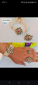 Elegante conjunto de pulsera y anillo con perlas kundan haath phool, con perlas de marfil de múltiples hilos y detalles tradicionales de esmalte verde. - Product Image 2
