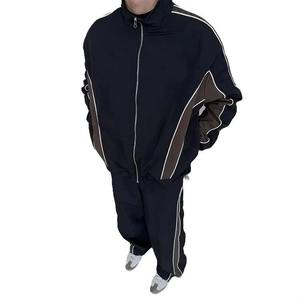 Ensemble de survêtement coupe-vent personnalisé en nylon pour homme : veste de sport zippée et pantalon coupe-vent pour l'entraînement - Product Image 3