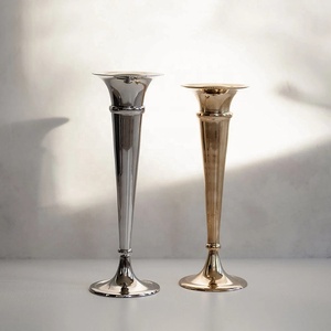 Jarrón de Metal Refinado con Forma de Columna Delgada y Acabado Brillante para una Exhibición Floral Sofisticada y Decoración de Interiores - Product Image 6