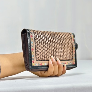 Nouveau portefeuille pour femme en cuir véritable fait main, style bohème, motif lettres, décoration rivets, fermeture ouverte, grande capacité - Product Image 3
